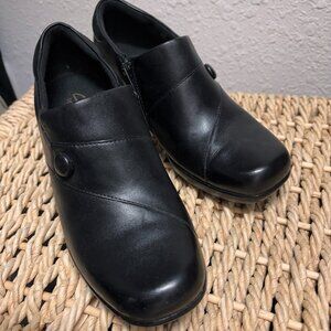 Clarks Bendables Leather Black Bootie style Pump w/ side zipper 7M